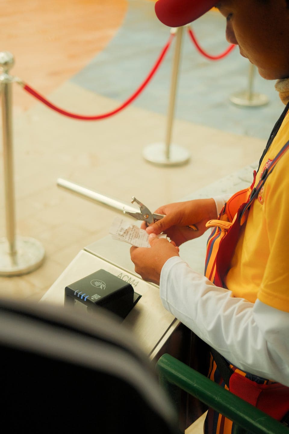 Staff eventi che controlla i turni prima dell'apertura
